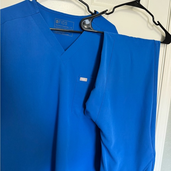 Figs Men’s Royal Blue Scrub Set XL Top/Large Bottoms - Picture 2 of 9